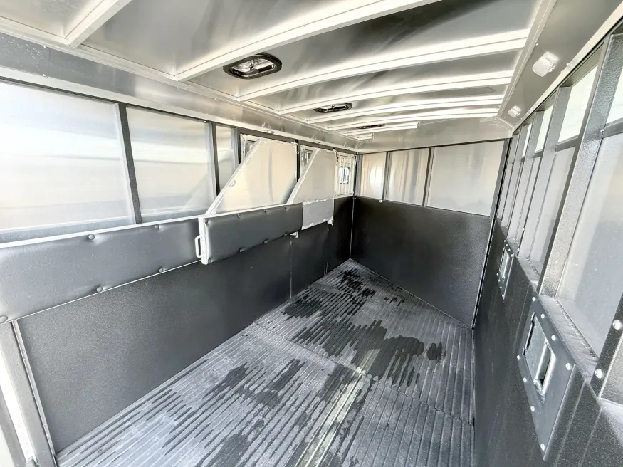 2026 Logan Coach Crossfire 3HGN | Photo 11 of 14