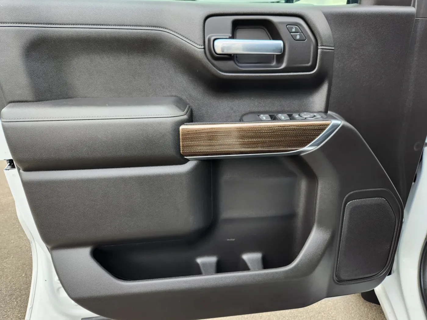 2021 Chevrolet Silverado 1500 LT | Photo 5 of 31