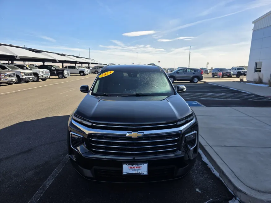 2024 Chevrolet Traverse AWD LT | Photo 2 of 29