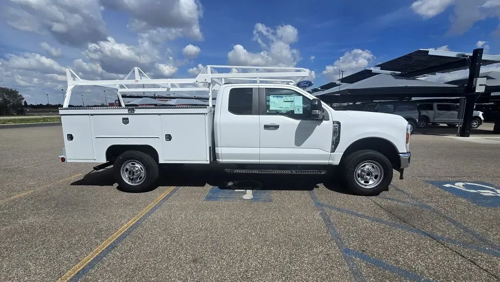 2025 Ford Super Duty F-350 | Photo 4 of 28