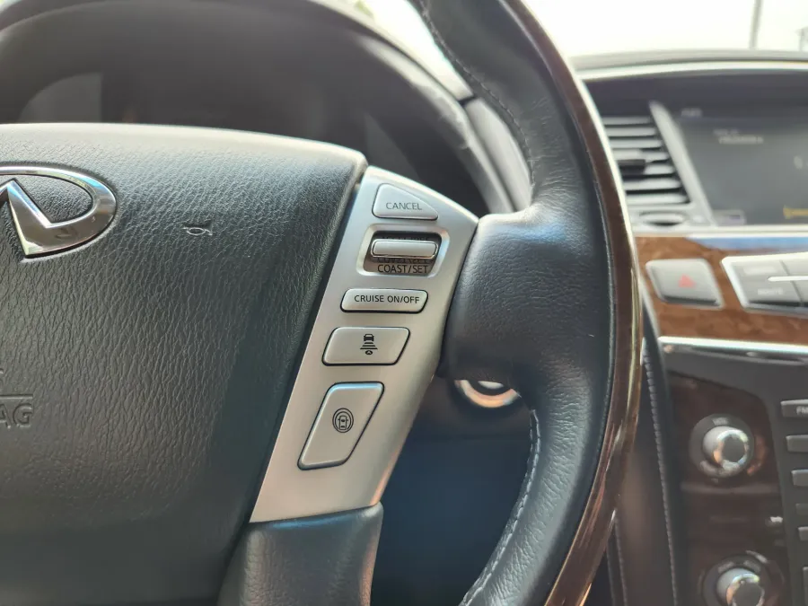 2017 Infiniti QX80 | Photo 25 of 33