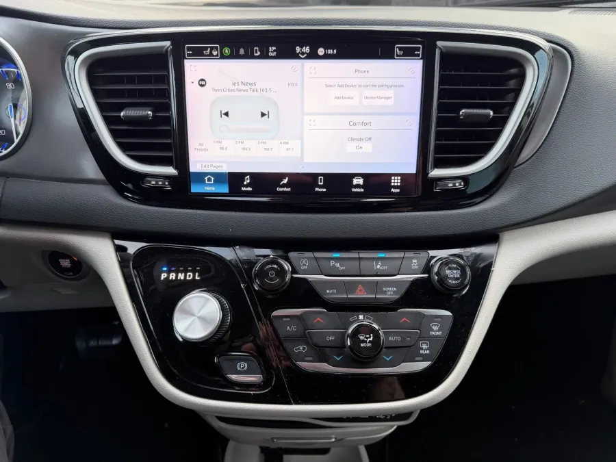 2024 Chrysler Pacifica Touring L | Photo 12 of 24