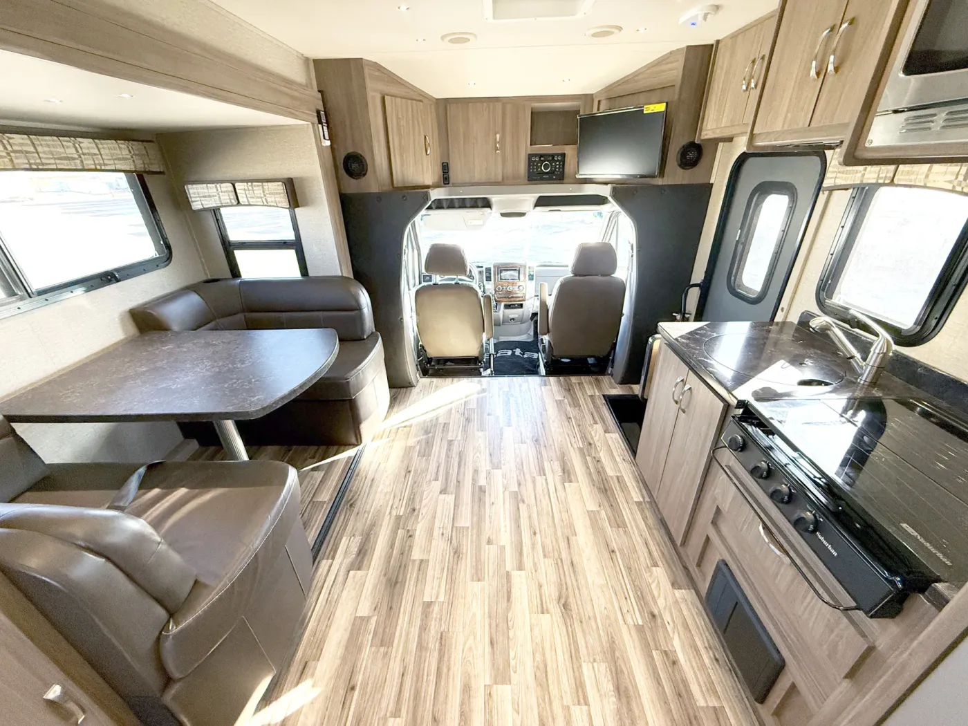 2016 Dynamax Isata 3 24FWM | Photo 4 of 22