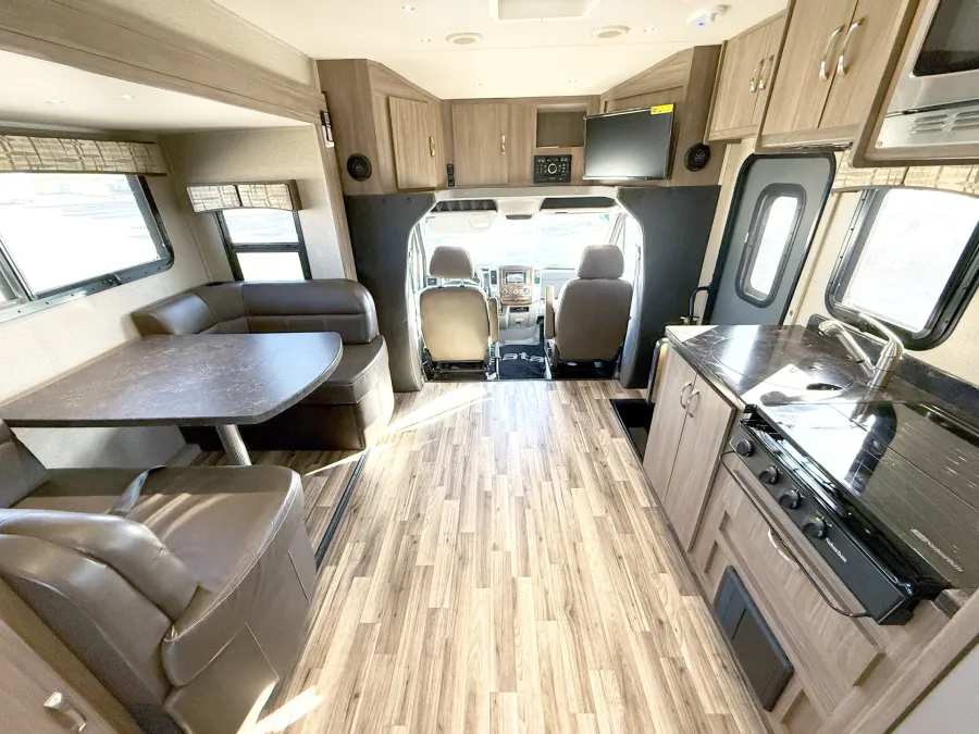 2016 Dynamax Isata 3 24FWM | Photo 4 of 22