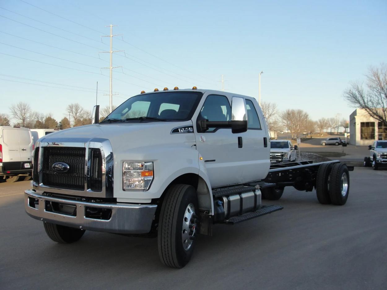 2024 Ford F750 | Photo 1 of 11