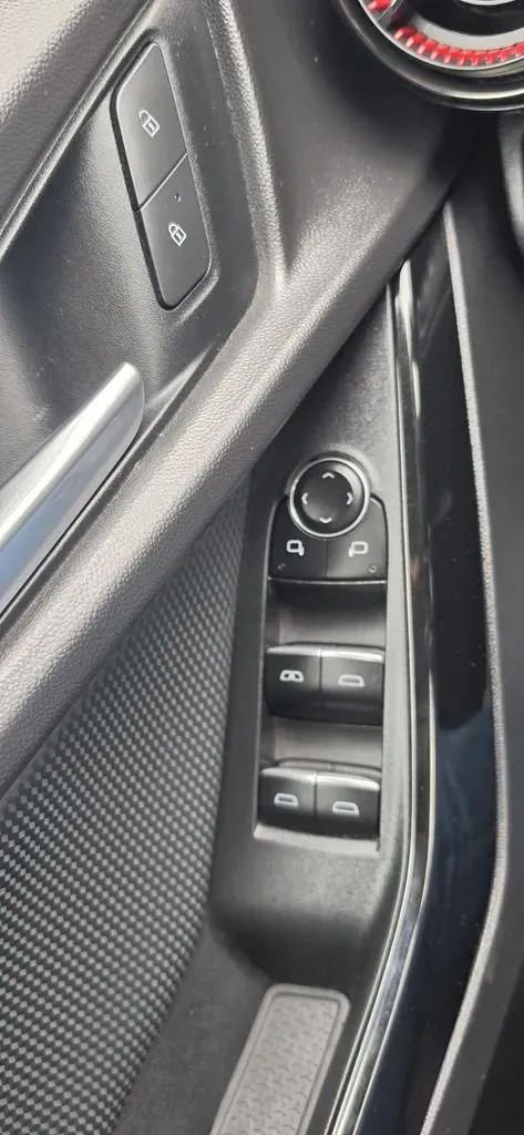 2025 Chevrolet Equinox | Photo 12 of 28