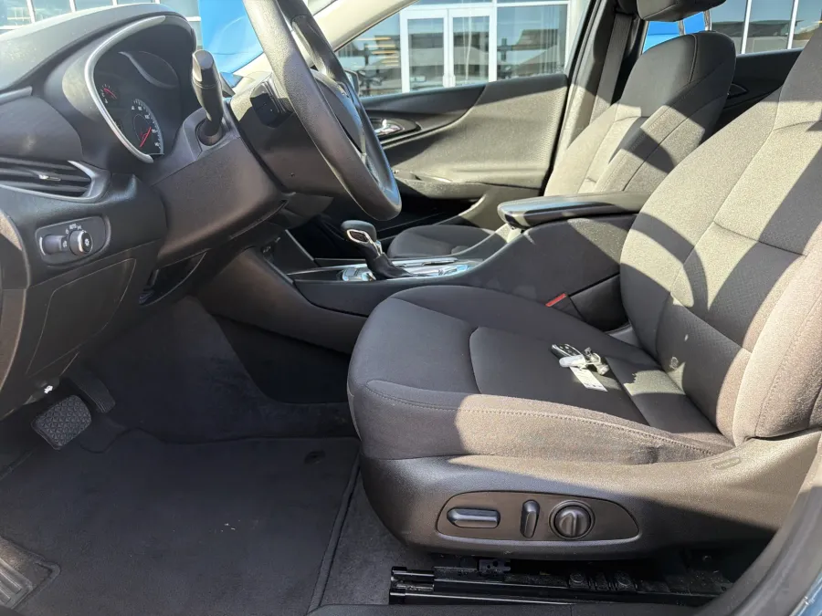 2025 Chevrolet Malibu LT | Photo 13 of 19