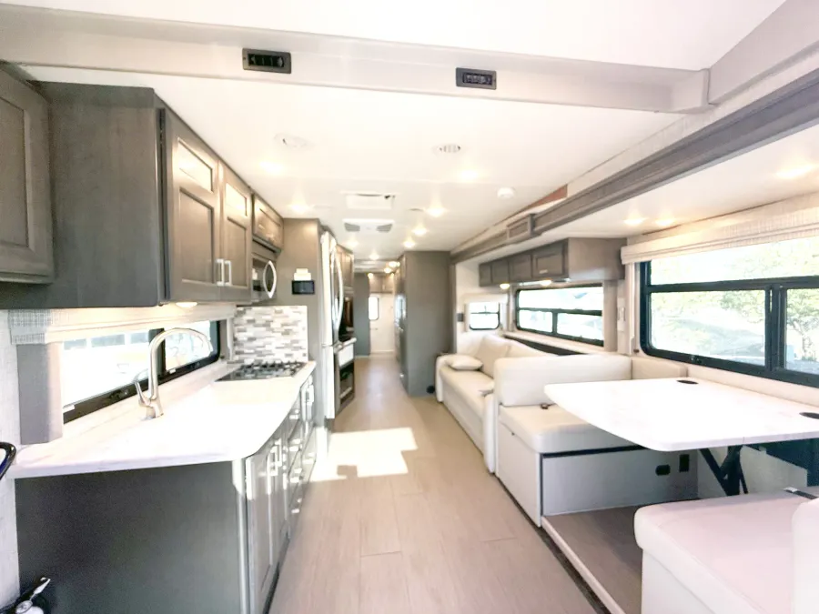 2023 Thor Inception 38MX | Photo 3 of 29