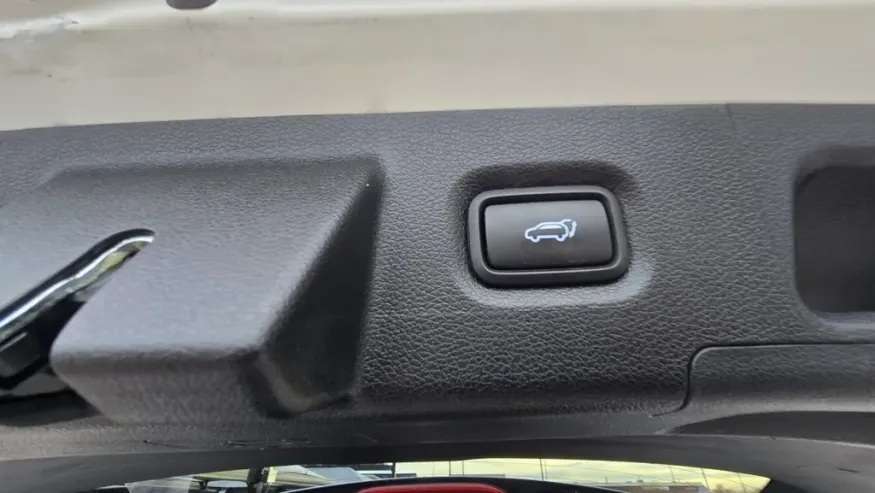 2022 Hyundai Santa Fe | Photo 9 of 33