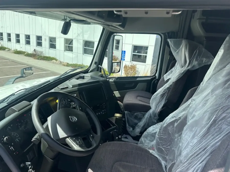 2021 Volvo VNL | Photo 7 of 16