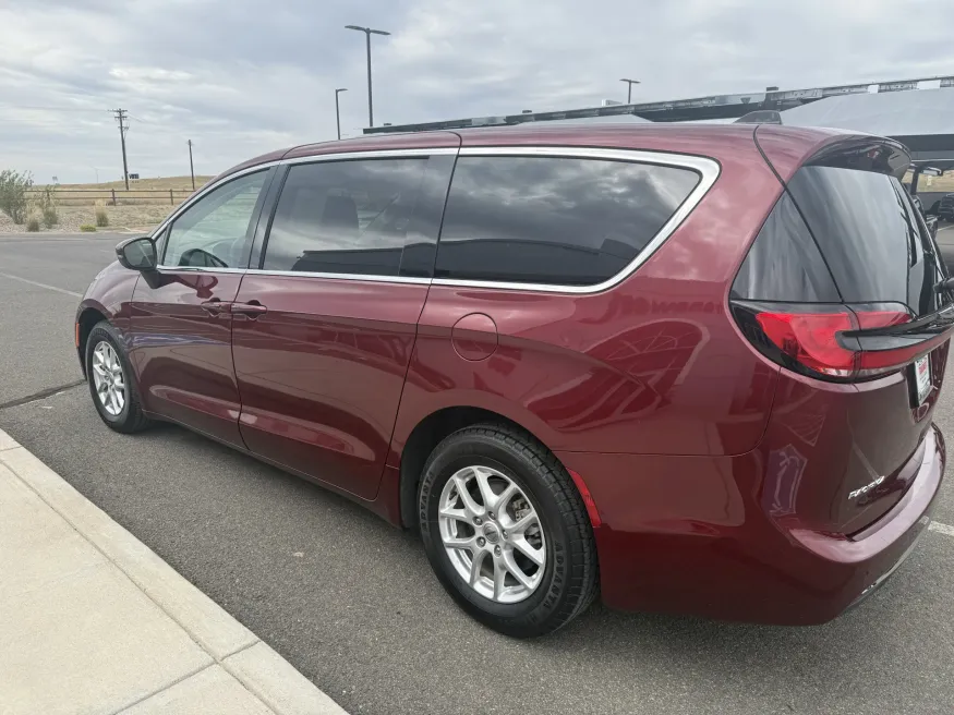 2023 Chrysler Pacifica Touring L | Photo 5 of 24