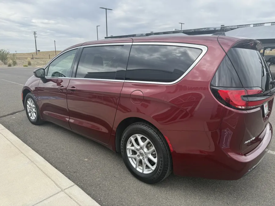 2023 Chrysler Pacifica Touring L | Photo 5 of 24