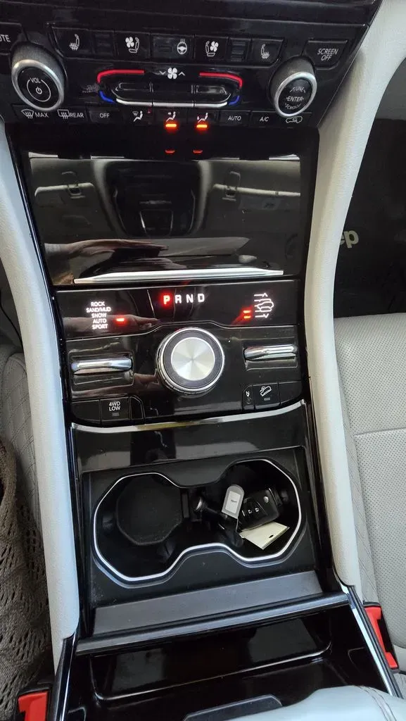 2022 Jeep Grand Cherokee L | Photo 26 of 36