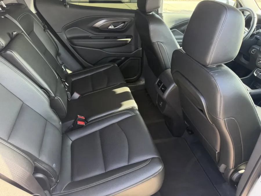 2024 GMC Terrain SLT | Photo 8 of 20