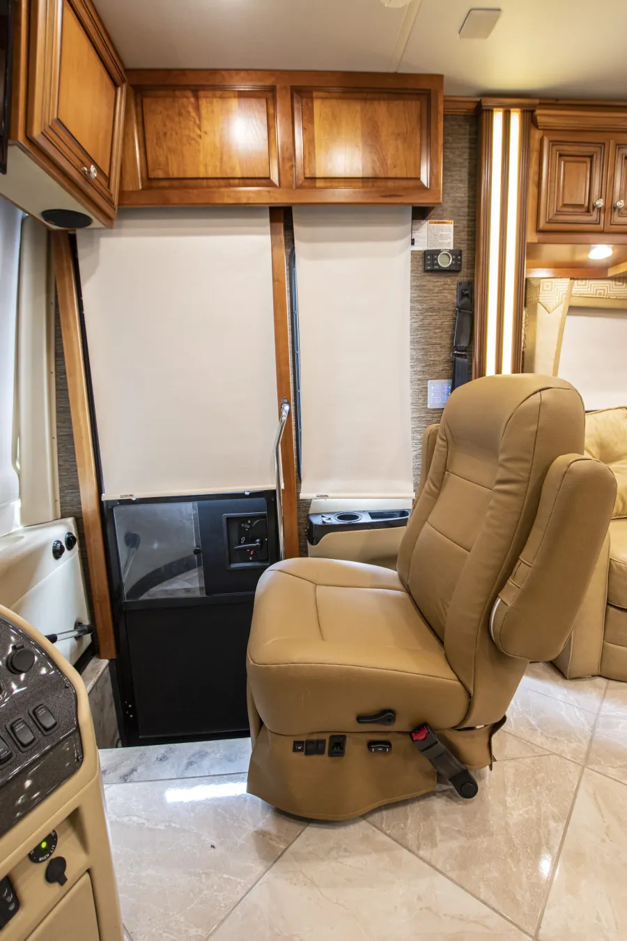2015 Newmar Dutch Star 4018 | Photo 8 of 32