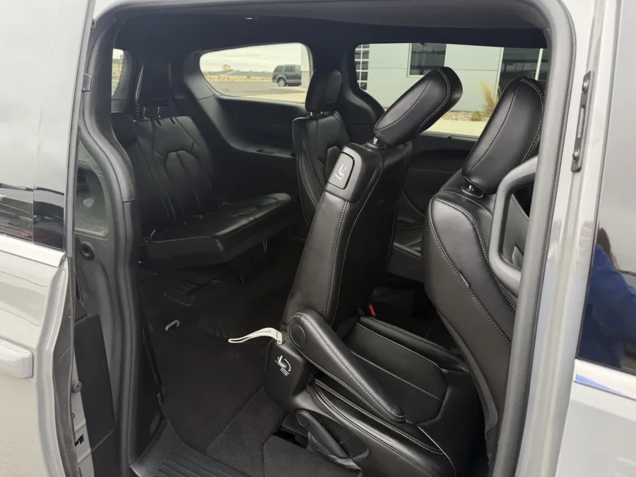 2025 Chrysler Pacifica Select | Photo 11 of 20