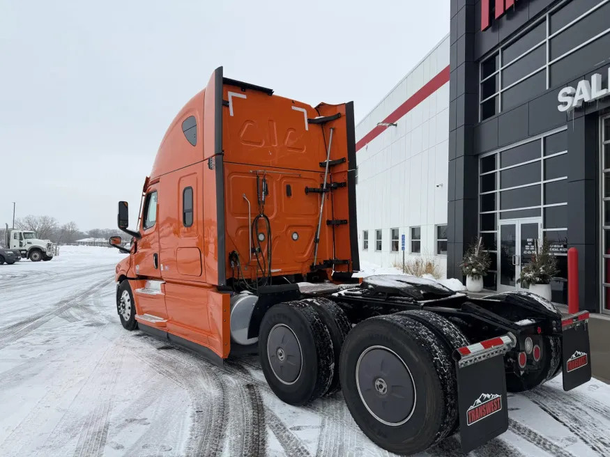 2022 Freightliner Cascadia | Photo 4 of 10
