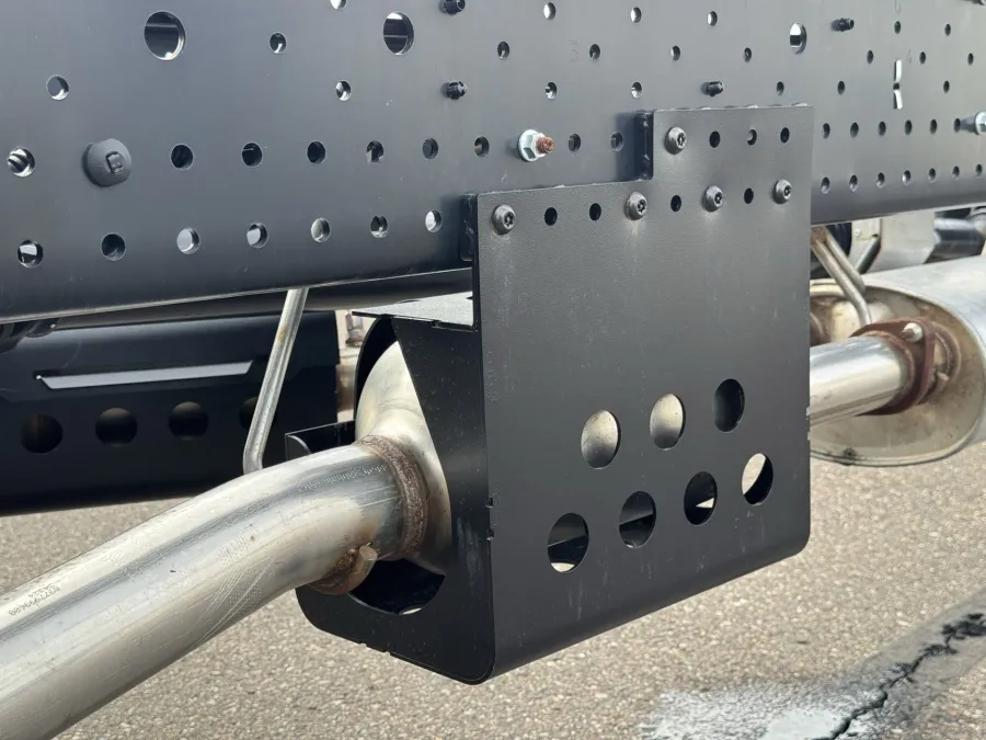 2025 Isuzu NRR | Photo 10 of 24