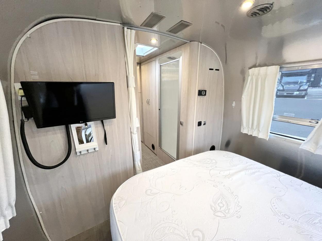 2021 Airstream Globetrotter 30RB | Photo 17 of 21
