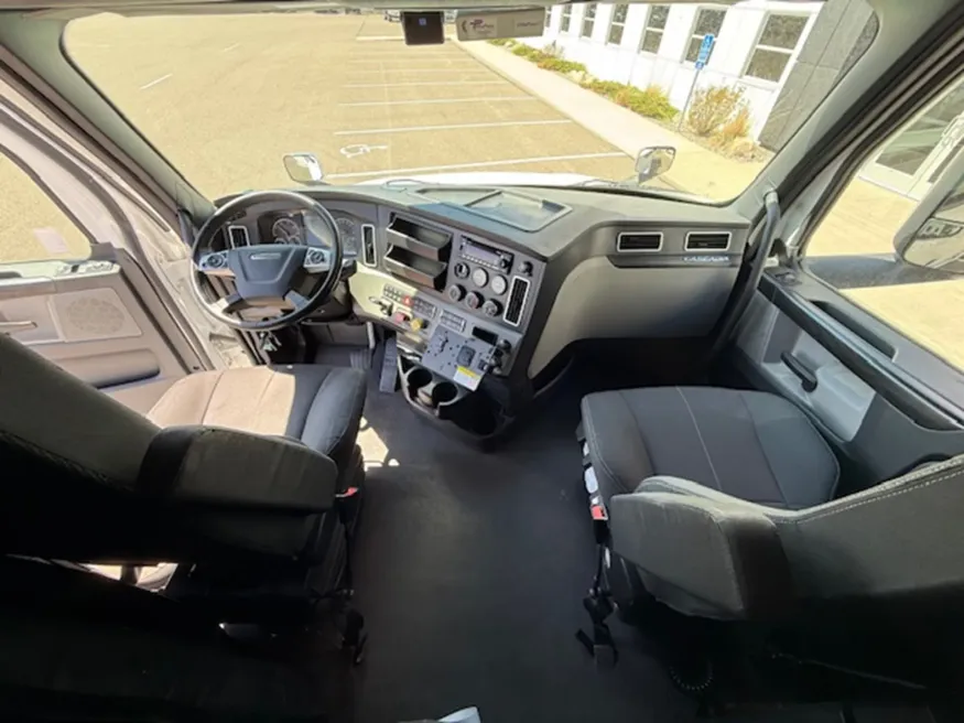 2023 Freightliner Cascadia | Photo 11 of 16