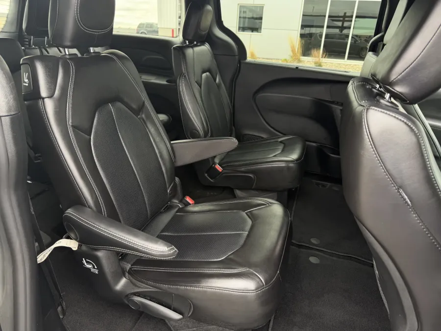 2025 Chrysler Pacifica Select | Photo 9 of 20