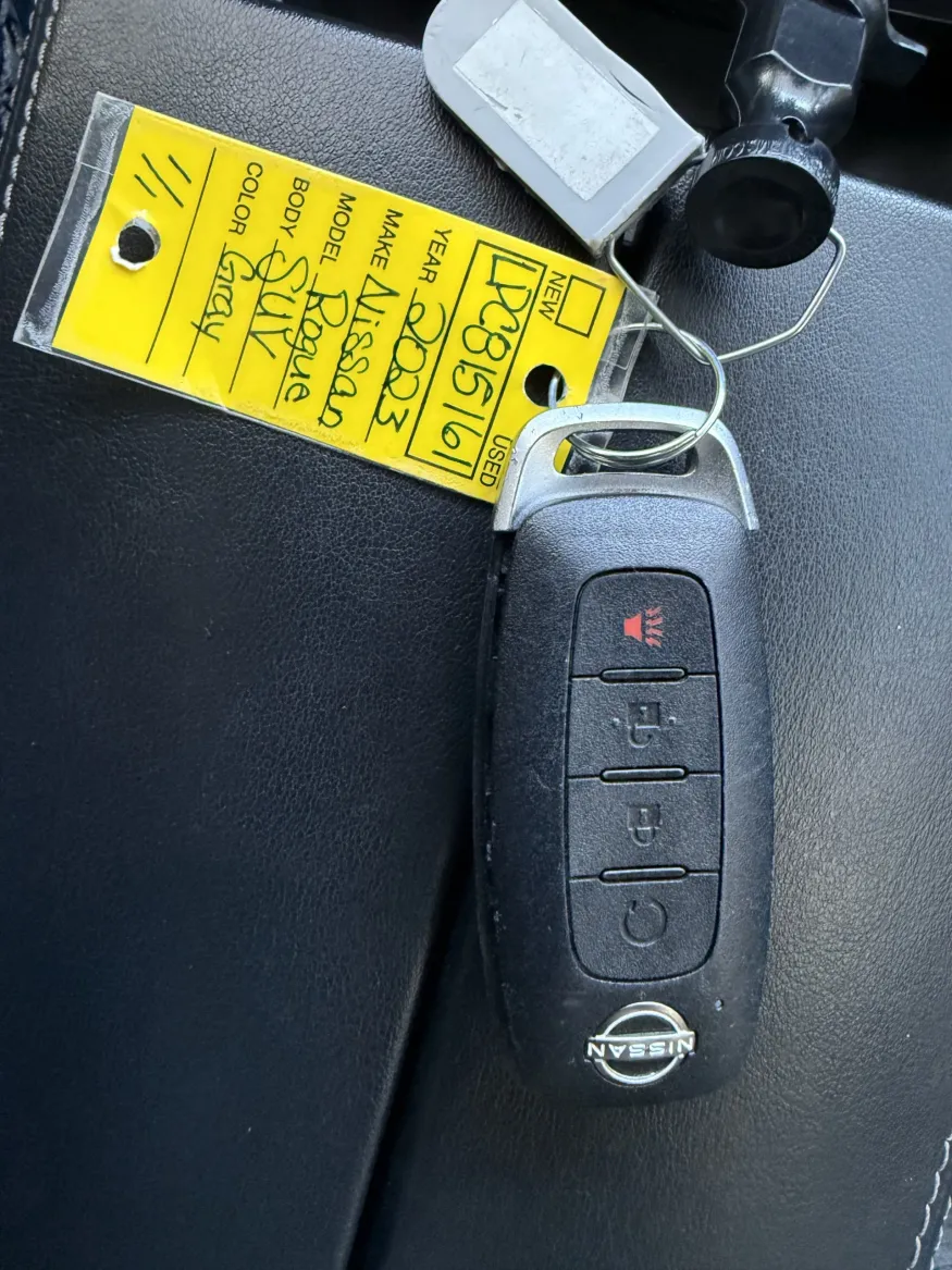 2023 Nissan Rogue SV | Photo 18 of 19