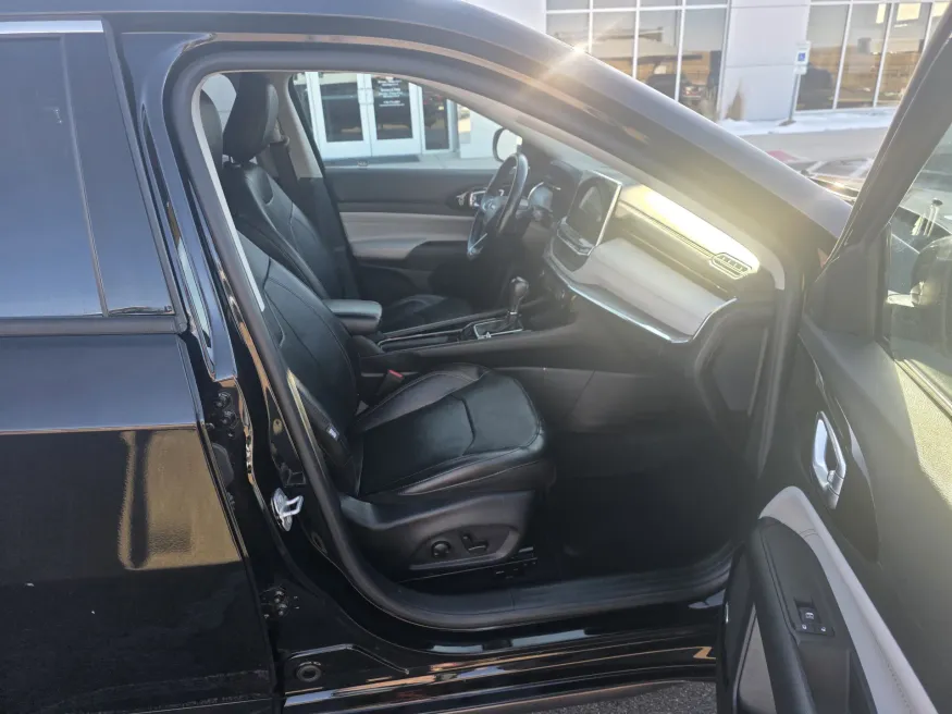 2022 Jeep Compass Limited | Photo 16 of 24