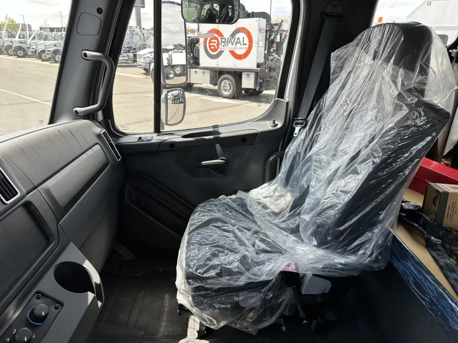 2025 Freightliner M2 106 | Photo 2 of 8