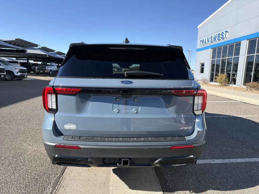 2025 Ford Explorer ST-Line | Photo 3 of 23