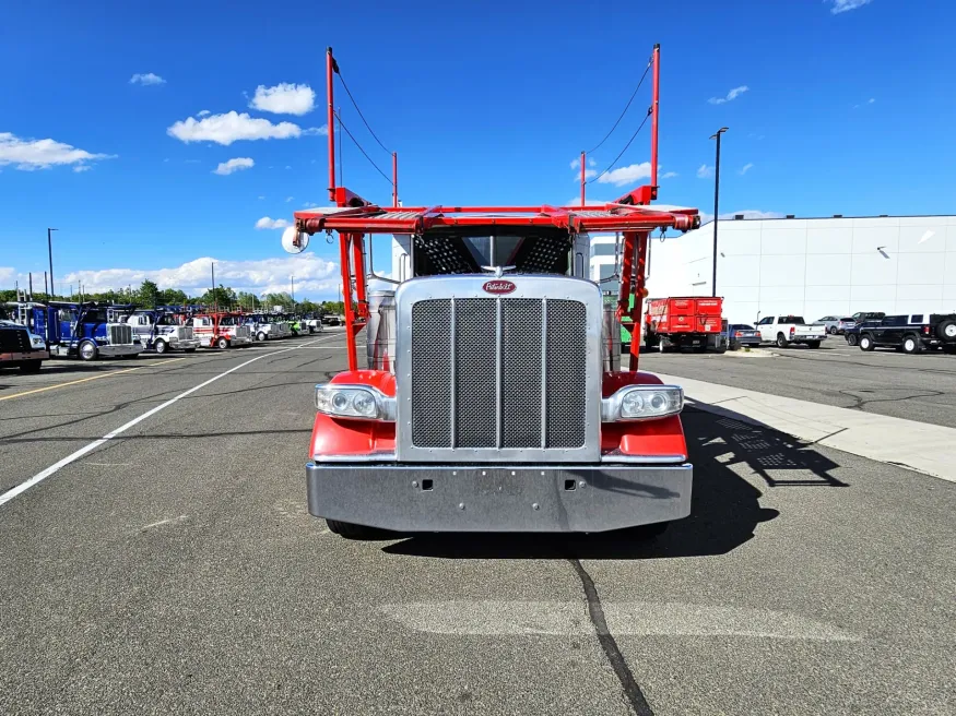 2020 Peterbilt 389 | Photo 2 of 30