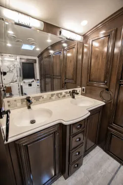 2019 Newmar Dutch Star 4369 | Thumbnail Photo 28 of 31