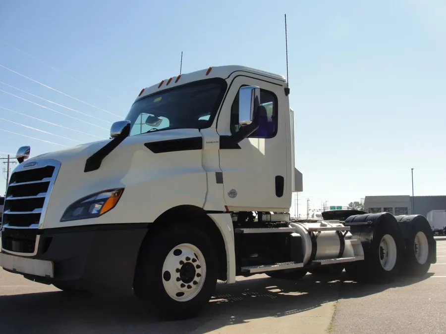 2020 Freightliner Cascadia 126 | Photo 1 of 16