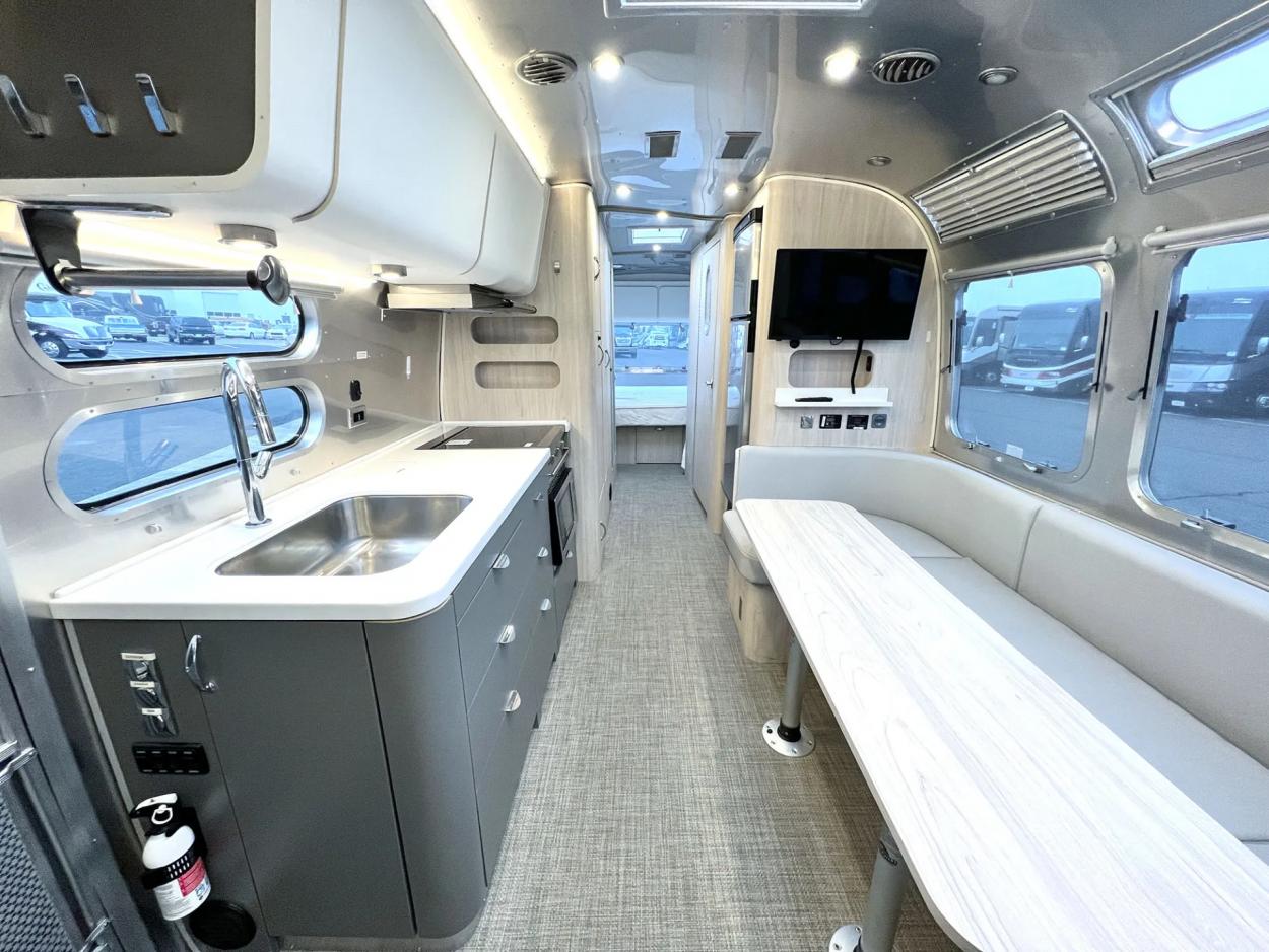 2021 Airstream Globetrotter 30RB | Photo 5 of 21