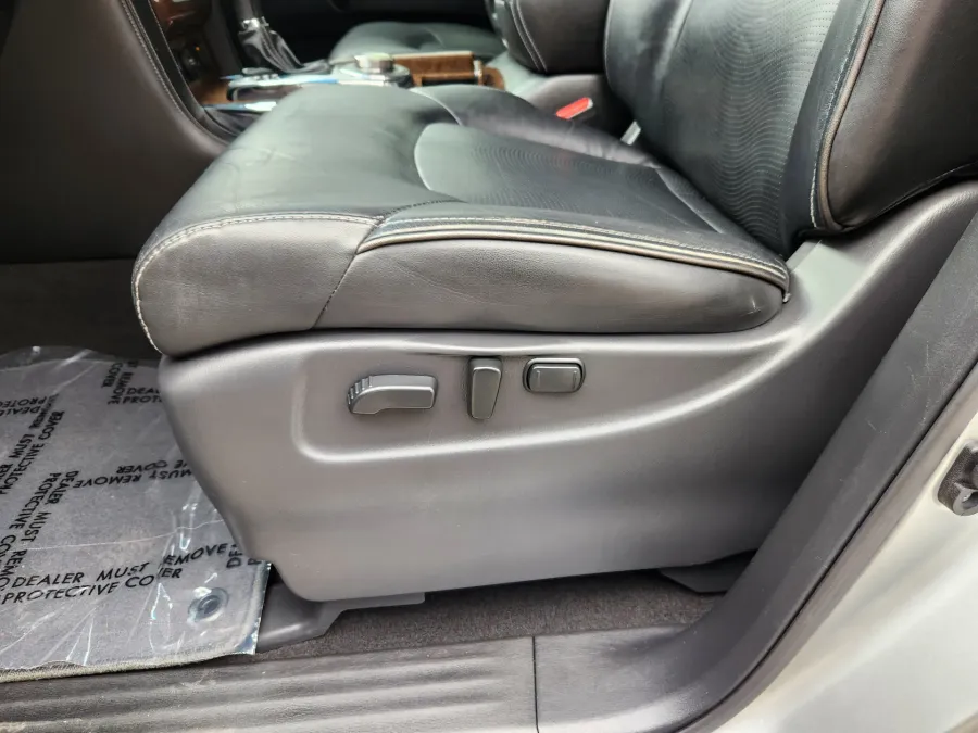 2017 Infiniti QX80 | Photo 9 of 33