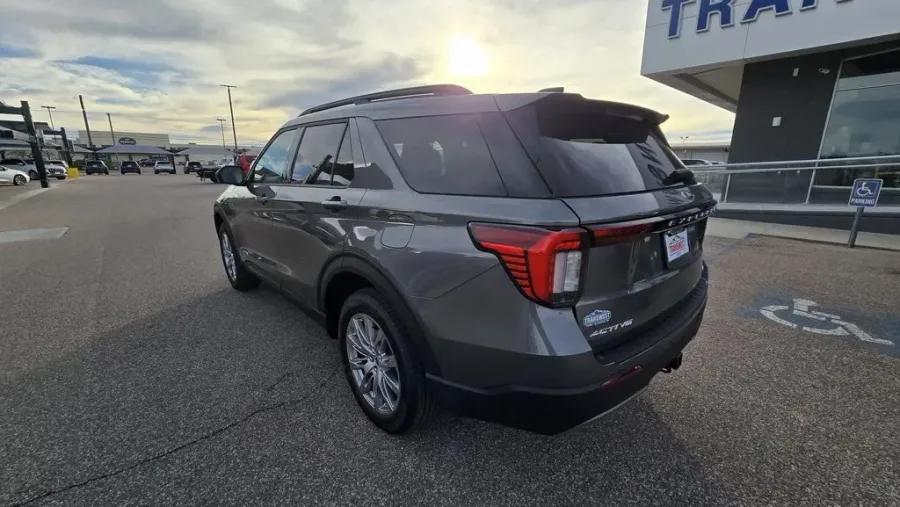 2026 Ford Explorer | Photo 6 of 31