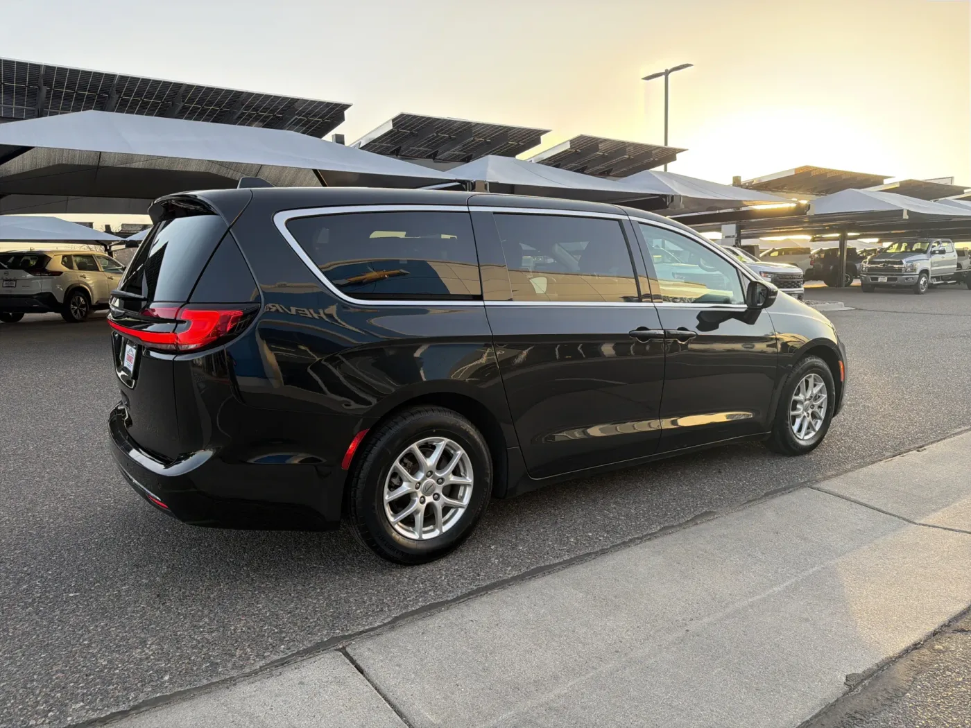 2023 Chrysler Pacifica Touring L | Photo 4 of 22