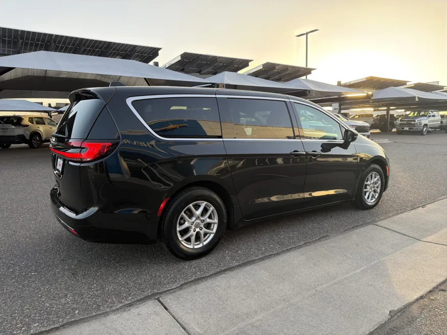 2023 Chrysler Pacifica Touring L | Photo 4 of 22