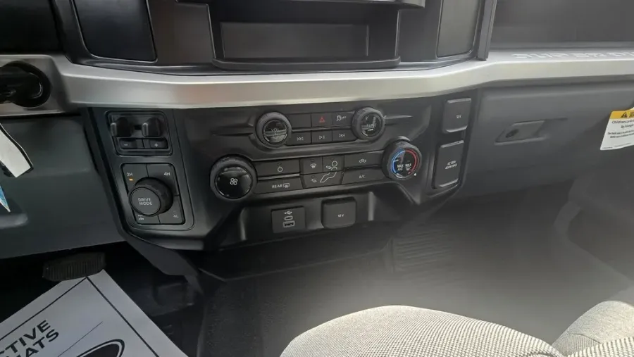 2025 Ford Super Duty F-350 | Photo 21 of 28