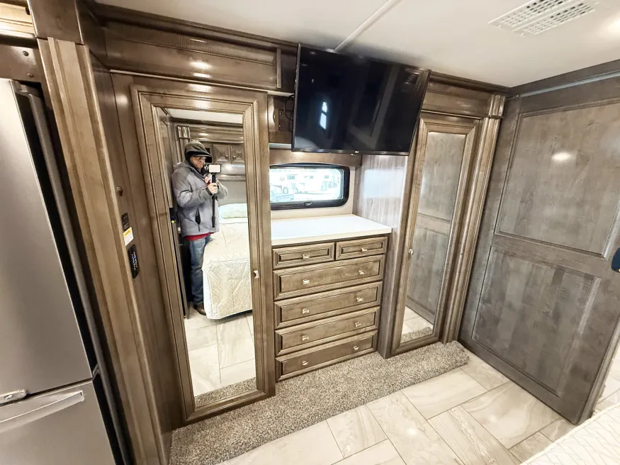 2019 Fleetwood Discovery 40M LXE | Photo 15 of 30