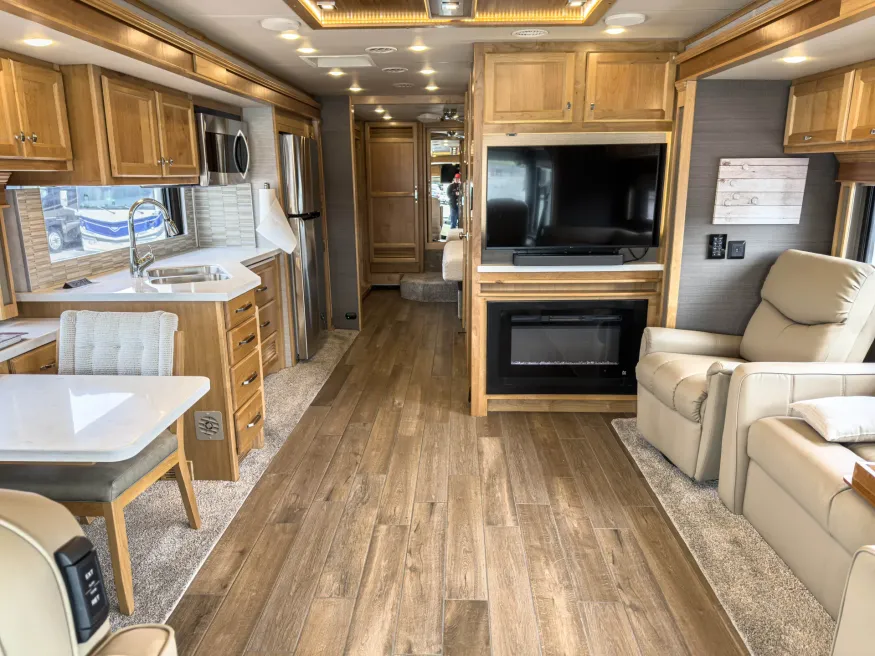 2022 Tiffin Allegro Red 33AA | Photo 3 of 40