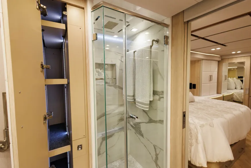 2026 Emerald Luxury Coaches Prevost H3-45 Quad Slide | Photo 13 of 34