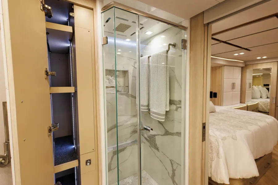 2026 Emerald Luxury Coaches Prevost H3-45 Quad Slide | Photo 13 of 34