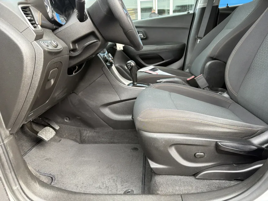 2020 Chevrolet Trax LS | Photo 13 of 19