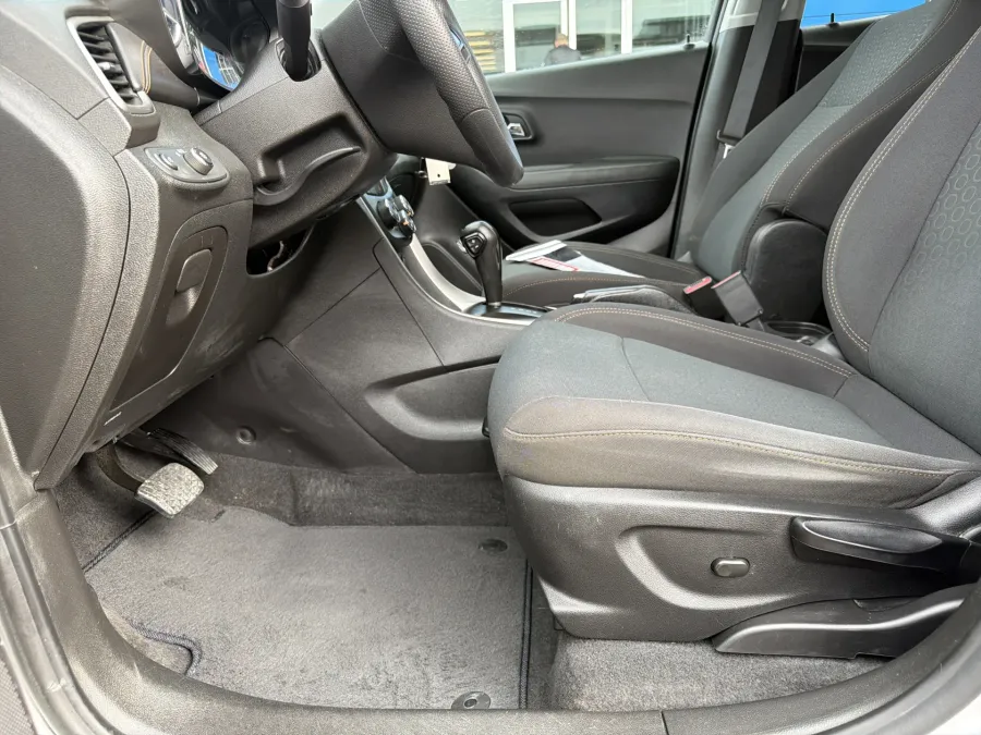 2020 Chevrolet Trax LS | Photo 13 of 19