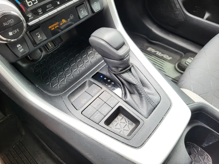 2020 Toyota RAV4 XLE | Photo 17 of 26