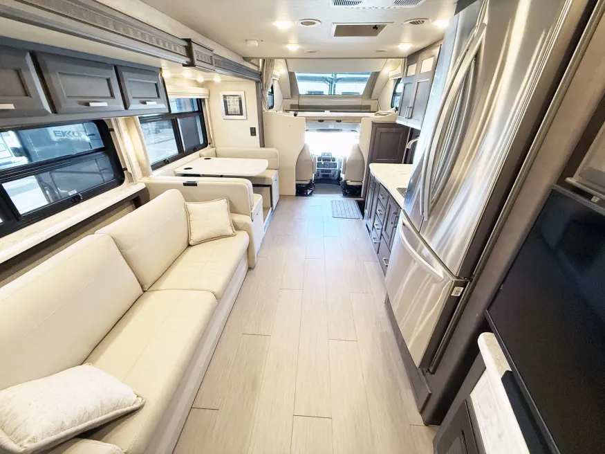 2023 Thor Inception 38MX | Photo 13 of 45