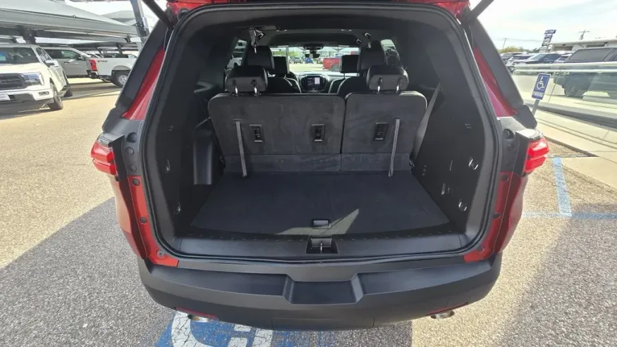 2023 Chevrolet Traverse | Photo 8 of 31