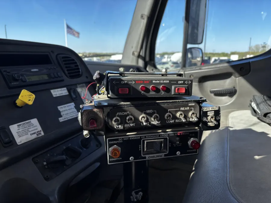 2004 Freightliner M2 106 | Photo 13 of 21