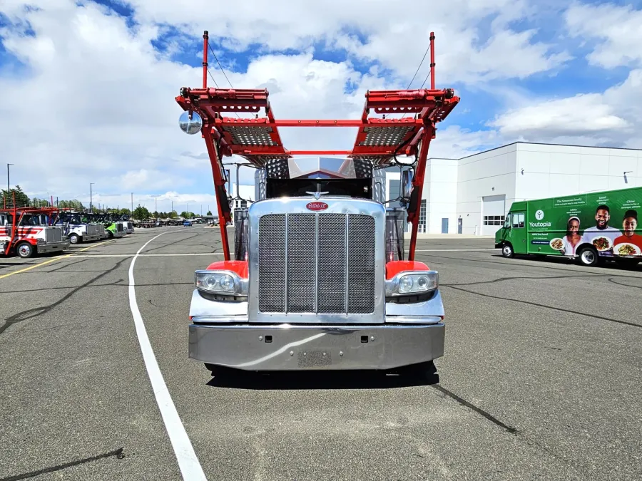 2018 Peterbilt 389 | Photo 2 of 35