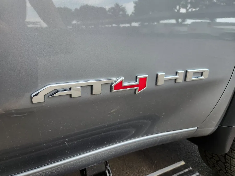 2025 GMC Sierra 2500HD AT4 | Photo 19 of 31